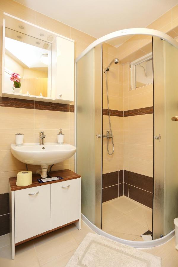 Apartments By The Sea Kastel Kambelovac, Kastela - 8679 Bagian luar foto