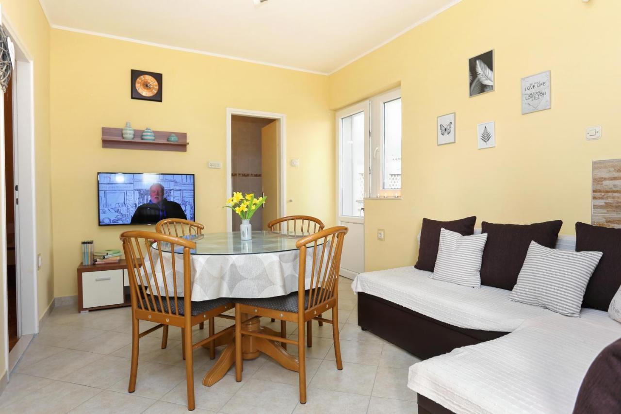 Apartments By The Sea Kastel Kambelovac, Kastela - 8679 Bagian luar foto