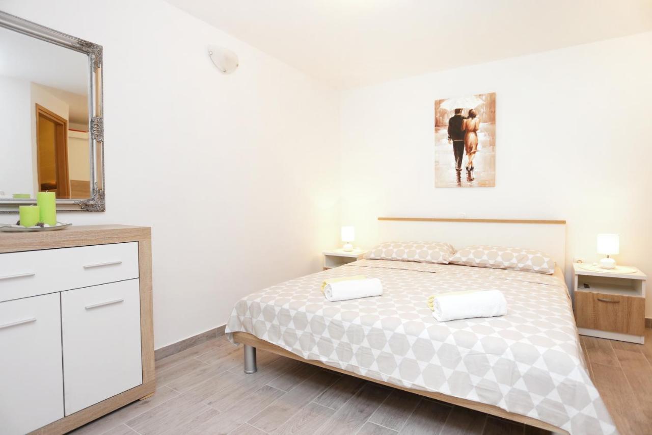 Apartments By The Sea Kastel Kambelovac, Kastela - 8679 Bagian luar foto
