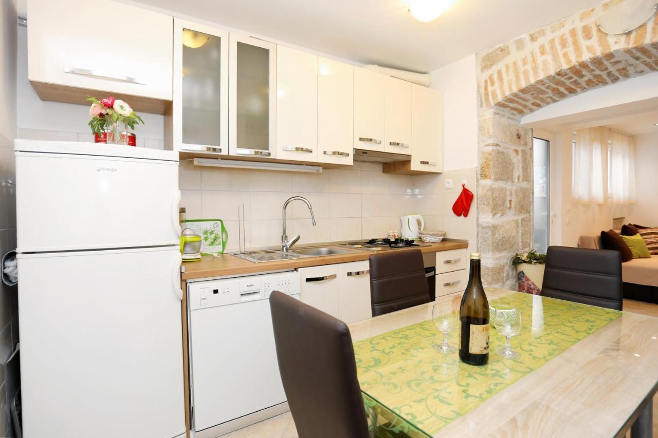 Apartments By The Sea Kastel Kambelovac, Kastela - 8679 Bagian luar foto